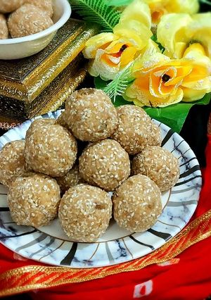 मकर संक्रांति स्पेशल मावा तिल लड्डू(makar sankranti special mawa til laddu recipe in hindi) रेसिपी मुख्य फोटो