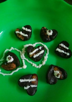 A picture of Chocolate dryfruit hearts.