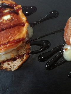 Una foto de Tostas de queso de cabra