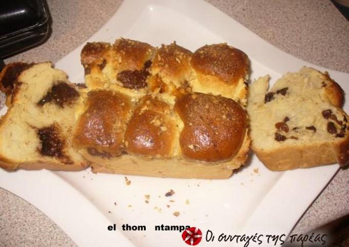 κύρια φωτογραφία συνταγής Γλυκό ψωμάκι με σταφίδες, μαρμελάδα και σοκολάτα