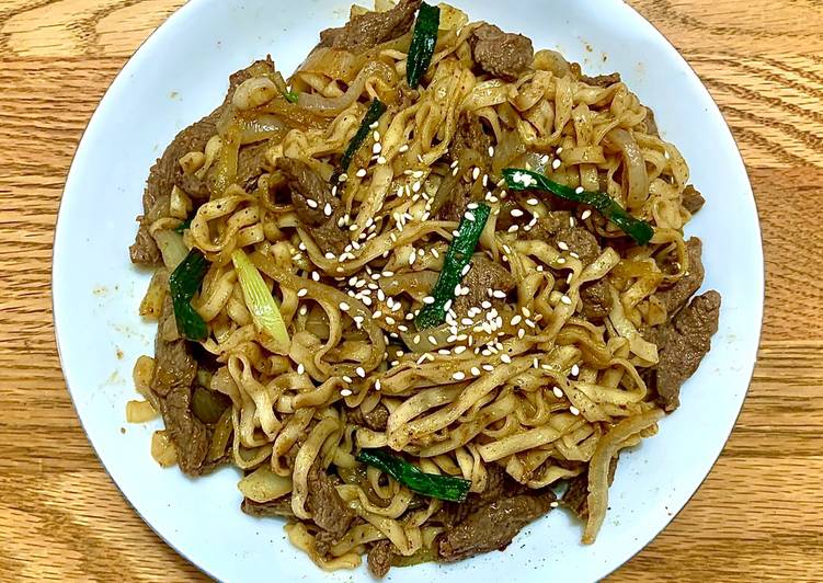 黑胡椒牛肉炒麵