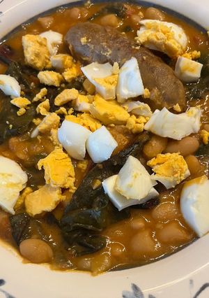 Foto principal de Guiso de Alubias Blancas en conserva, con Acelgas Rojas y Longanizas