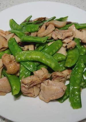 豌豆莢炒蕈菇雞肉 的食譜成品照片