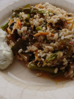 Una foto de Arroz con "camagrocs" y espárragos verdes