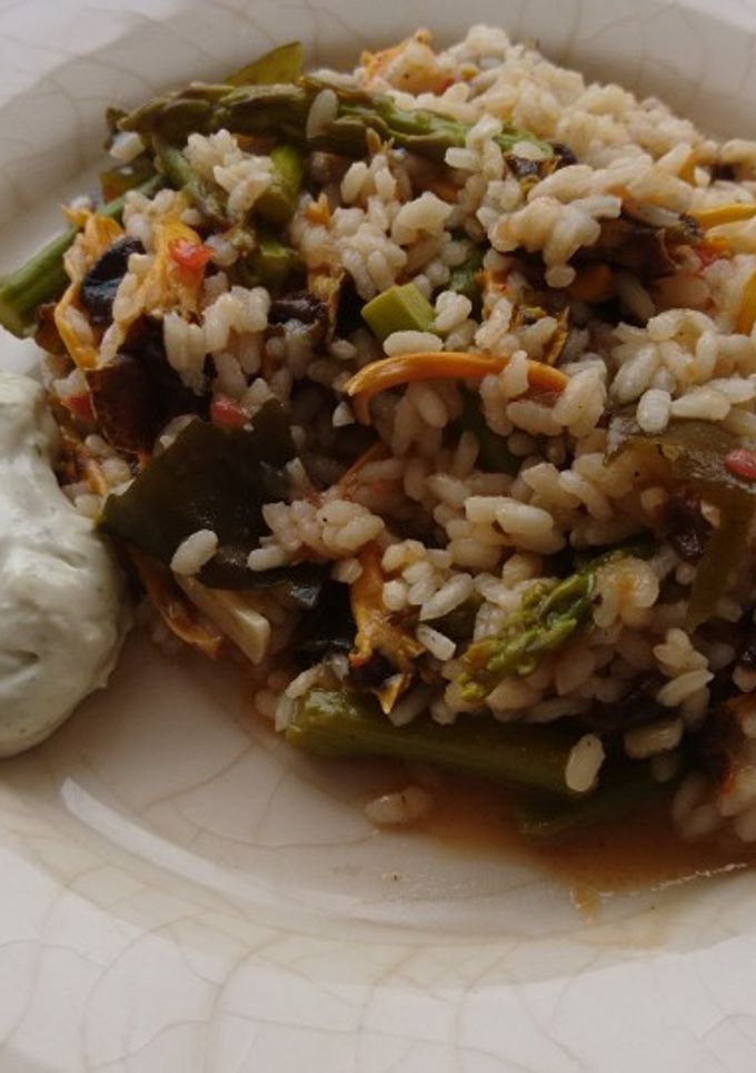 Una foto de Arroz con "camagrocs" y espárragos verdes