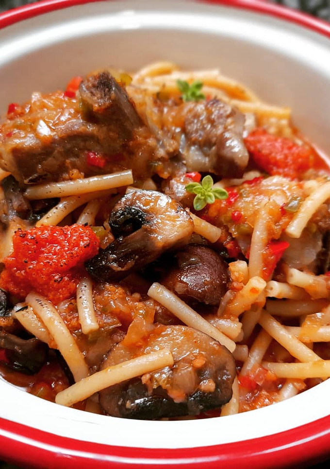 Una foto de Fideos a la cazuela con costillas, Portobello y sobrasada