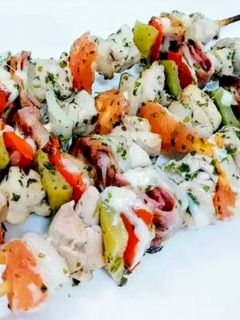 Una foto de Brochetas de pollo