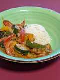 Plato vegano: verduras en salsa satay con arroz
