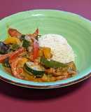 Plato vegano: verduras en salsa satay con arroz