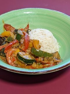 Una foto de Plato vegano: verduras en salsa satay con arroz