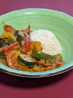 Una foto de Plato vegano: verduras en salsa satay con arroz