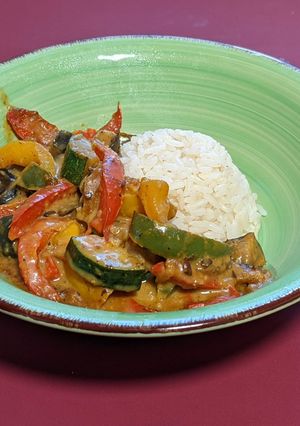 Una foto de Plato vegano: verduras en salsa satay con arroz