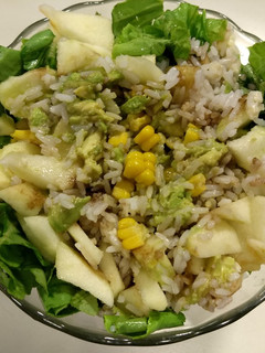 Una foto de Ensalada de espinaca, manzana, palta, arroz y choclo