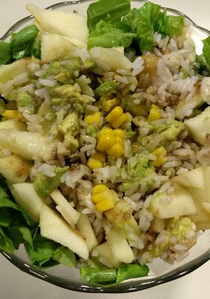 Una foto de Ensalada de espinaca, manzana, palta, arroz y choclo