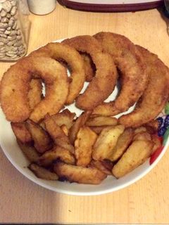 Rántott cukkini karikák szénhidrát csökkentett módon fűszeres sült burgonyával recept fotója
