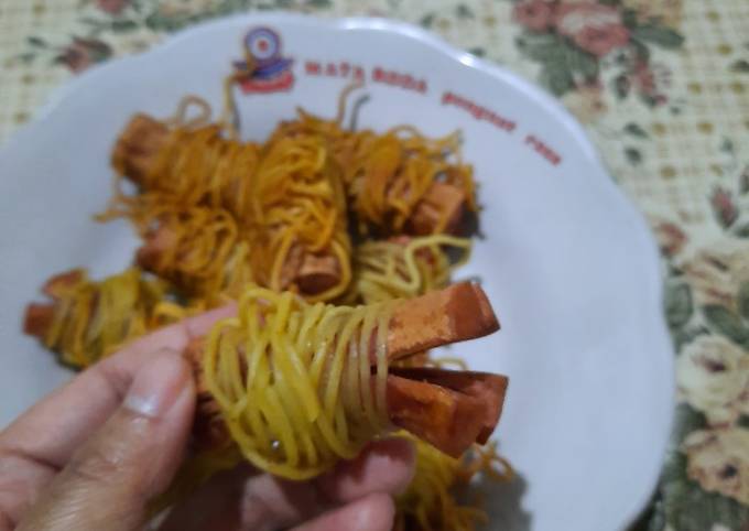 sosis gulung mie, simpel dengan 2 bahan saja - resepenakbgt.com