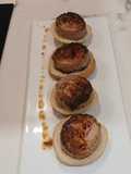 Medallones rellenos en espiral de cerdo, bacon y queso fundido