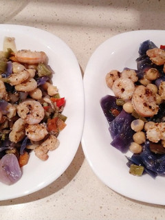 Una foto de Garbanzos con verduras y gambas