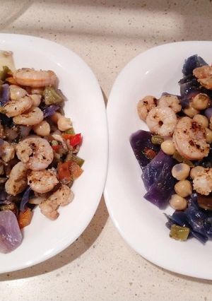 Una foto de Garbanzos con verduras y gambas