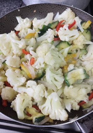 Una foto de Mix de verduras con coliflor 🫑🥗🥒
