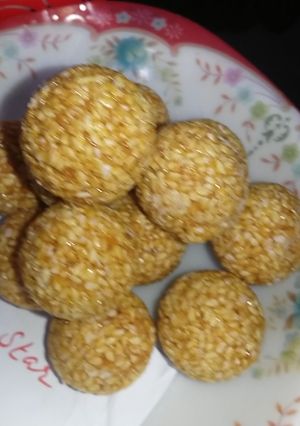 A picture of Till ke laddu.