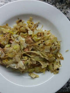 Una foto de Puerros con salchichas a la carbonara
