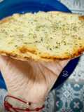 Tortilla de trigo crujiente con cebolla y queso