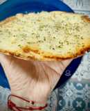 Tortilla de trigo crujiente con cebolla y queso