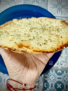 Una foto de Tortilla de trigo crujiente con cebolla y queso