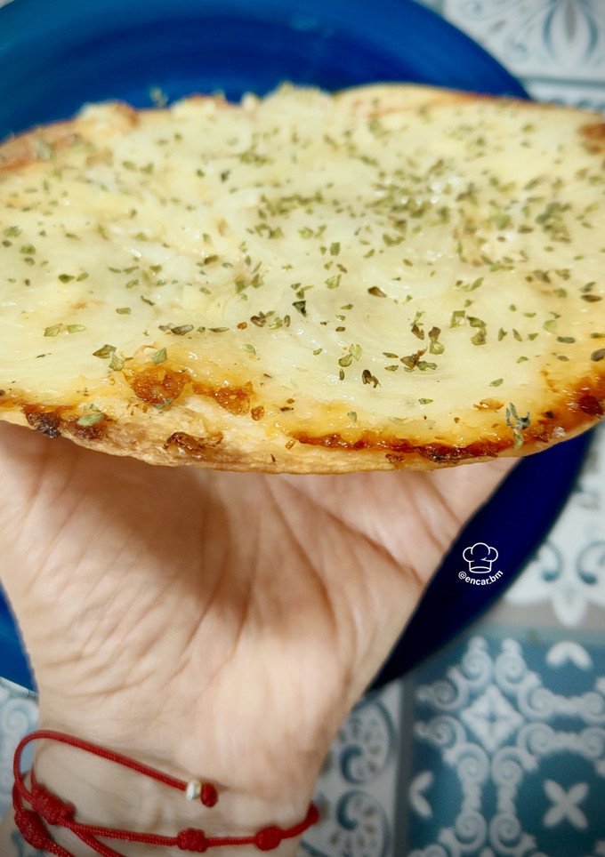 Una foto de Tortilla de trigo crujiente con cebolla y queso