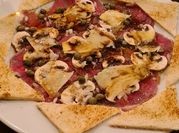 Una foto de carpaccio de vacuno
