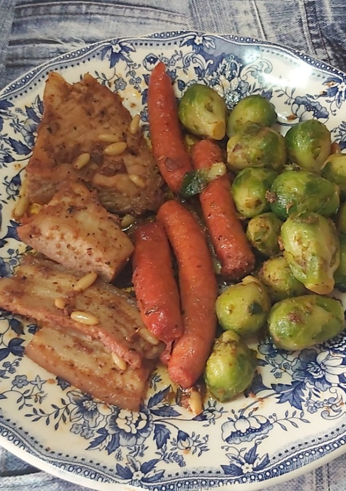Una foto de Carne de salvación y coles de Bruselas