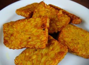 Una foto de Tempeh frito