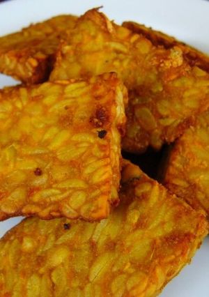 Una foto de Tempeh frito