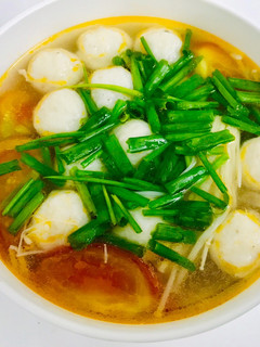 Hình của món Canh cá viên nấm kim châm.
