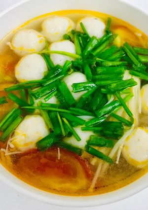 Hình của món Canh cá viên nấm kim châm.