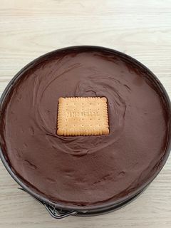Una foto de Tarta de galletas, mousse de chocolate y natillas