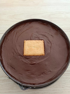 Una foto de Tarta de galletas, mousse de chocolate y natillas