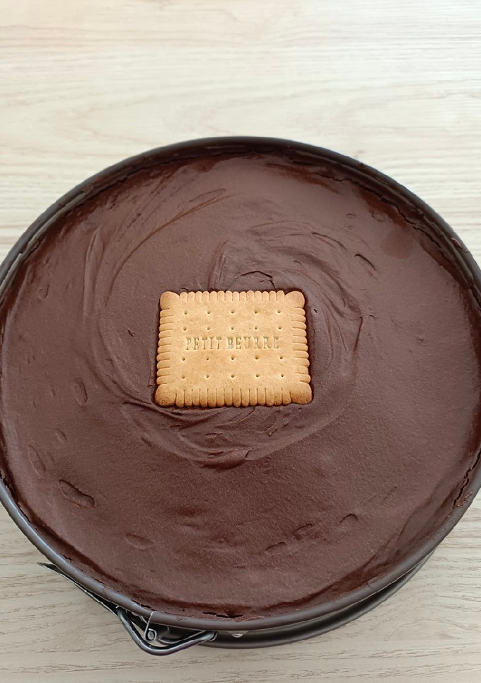 Una foto de Tarta de galletas, mousse de chocolate y natillas