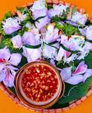 Món cuốn hành trần Thủy Nguyên với hoa ban tím