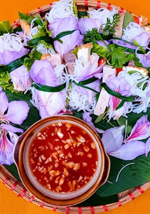 Hình của món Món cuốn hành trần Thủy Nguyên với hoa ban tím.