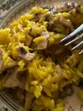 Arroz amarillo con pollo y champiñones