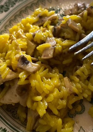 Una foto de Arroz amarillo con pollo y champiñones