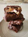 Cuadrados de chocolate, maní y dulce de leche