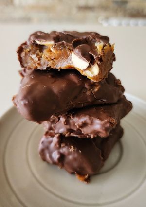 Una foto de Cuadrados de chocolate, maní y dulce de leche