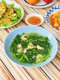 Canh Cải Cúc Nấu Tôm Khô Thịt Bằm