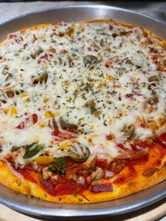 صورة لوصفة بيتزا التونة والخضروات والموتزاريلا🍕🍕🍕🍕🍕🍕🍕🍕🍕🍕🍕🍕🍕🍕