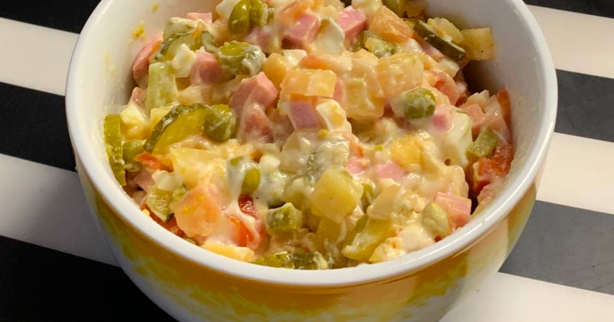 оливье с греческим йогуртом. оливье с перепелиными яйцами. оливье на завтрак. диетический йогурт для салата. оливье с греческим йогуртом.