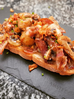 Una foto de Torrada de champiñones, panceta ibérica y gorgonzola