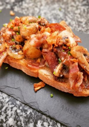 Una foto de Torrada de champiñones, panceta ibérica y gorgonzola
